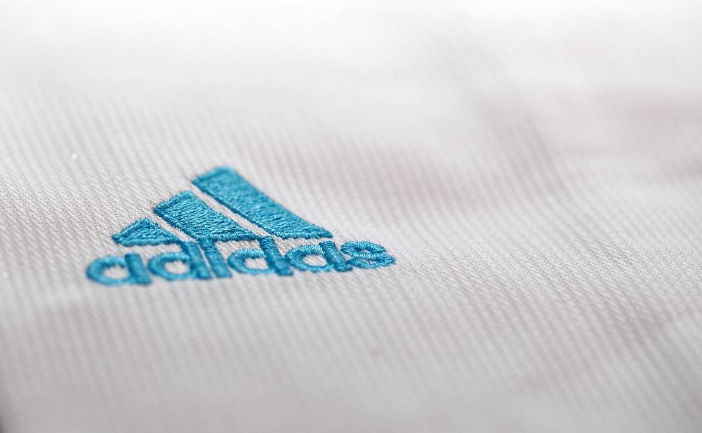 Ju Sports adidas Taekwondoanzug, Adi Club 3 stripes, weißes Revers, blaue Streifen Zeitbegrenzte Promotion