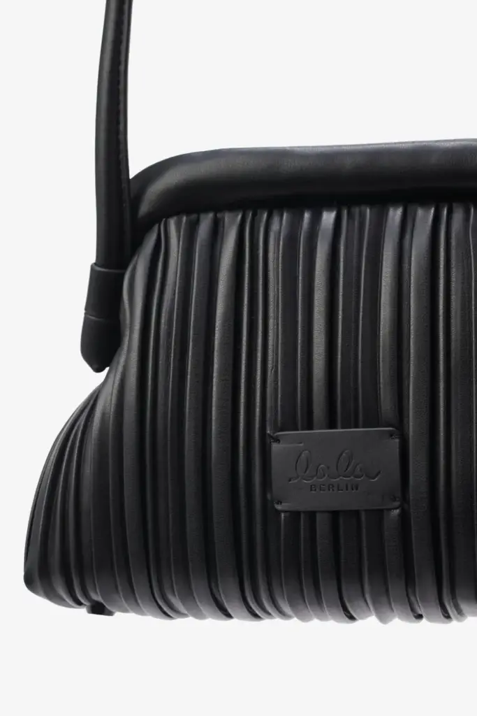 Lala Berlin Crossbody Clutch Maude vegan leather plisse black Lagerräumung