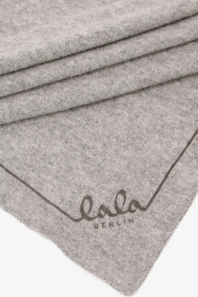 Lala Berlin Triangle Solid Logo M cashmere city middlegrey melange Zeitlich begrenztes Angebot