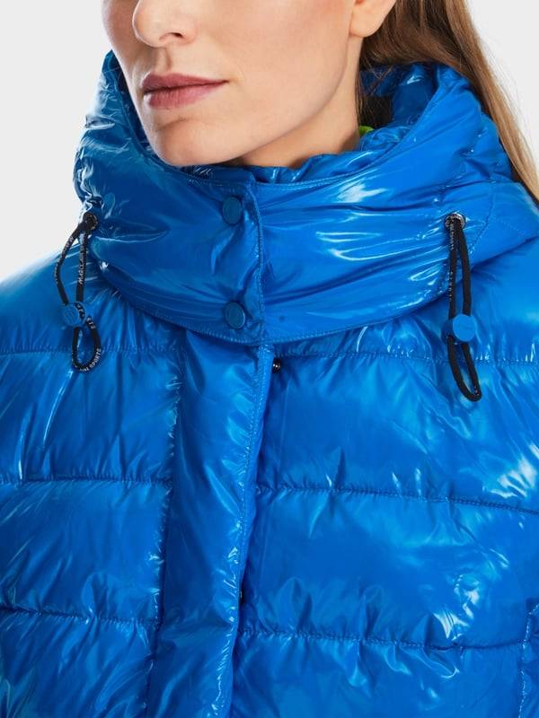 Marc Cain Körpernahe Outdoor-Jacke mit Kapuze im Angebot