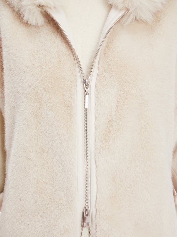 Marc Cain Oversized Kapuzenweste aus Fun Fur Jubiläumsangebot