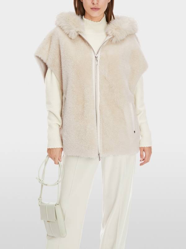 Marc Cain Oversized Kapuzenweste aus Fun Fur Jubiläumsangebot