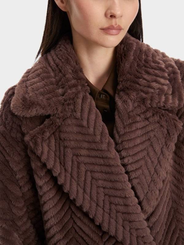 Marc Cain Mantel aus Fun Fur in Fischgrat Sonderangebot der Fabrik