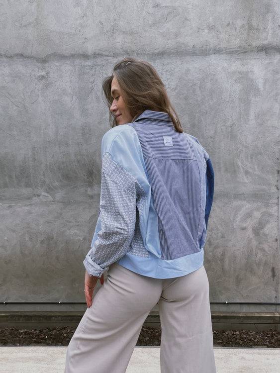 Nonoi Studio Blouson // Hellblau + Grau // Onesize Nur noch ein Tag übrig
