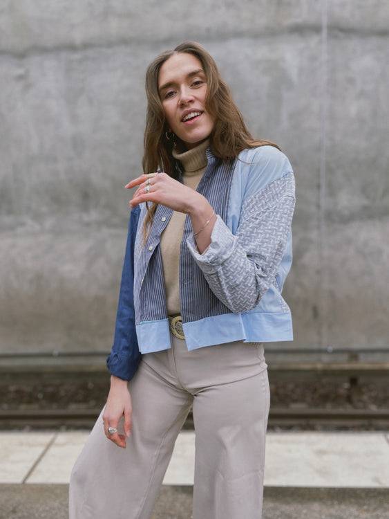 Nonoi Studio Blouson // Hellblau + Grau // Onesize Nur noch ein Tag übrig