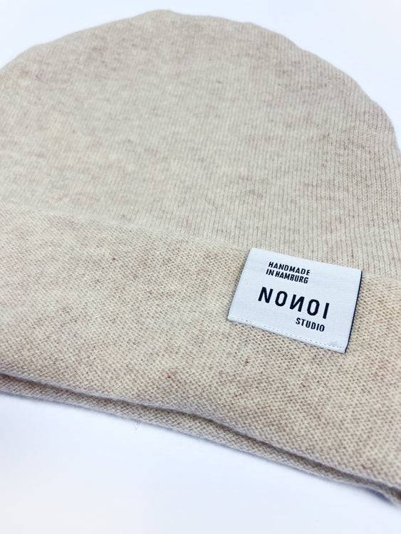 Nonoi Studio CREMEFARBENE MÜTZE "LITHY" AUS KASCHMIR // UNISEX Neueste Mode