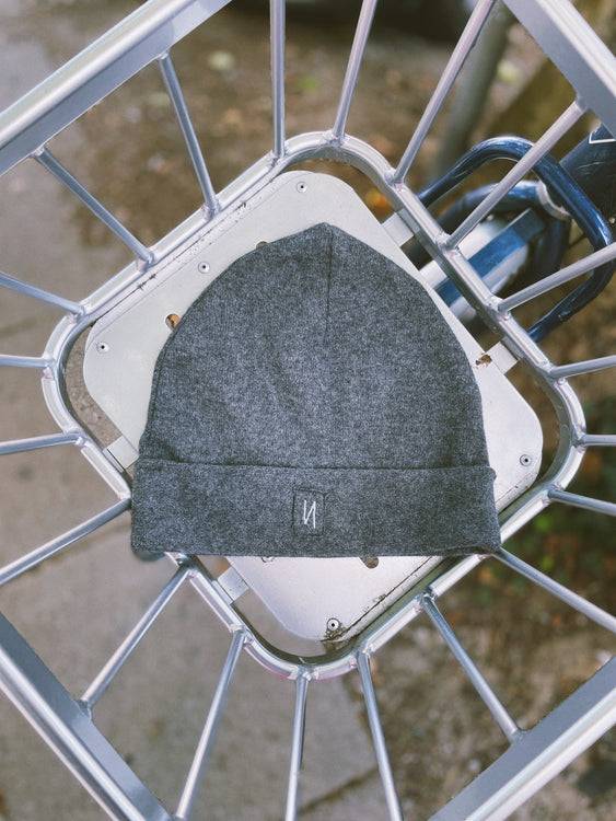 Nonoi Studio MÜTZE GRAU "ATULA" AUS WOLLE // UNISEX VIP-Rabatte