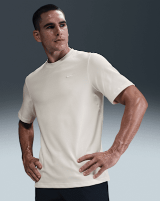 Nike PrimaryVielseitiges Nike Dri-FIT Kurzarm-Oberteil für Herren