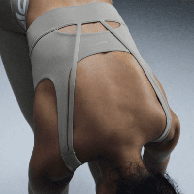 Nike ZenvyGepolsterter Longline-Sport-BH mit mittlerem Halt Exklusivangebot
