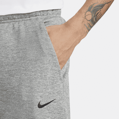 Nike ThermaSchmal zulaufende Therma-FIT Fitnesshose für Herren im Angebot