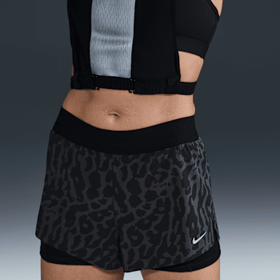 Nike SwiftDri-FIT 2-in-1-Laufshorts mit mittelhohem Bund und Print (Damen) Neueste Mode