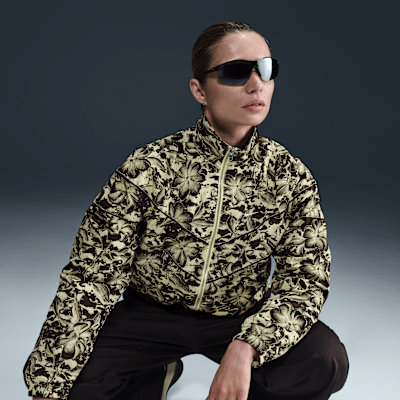 Nike Sportswear WindrunnerLockere Webjacke mit Print durchgehendem Reißverschluss und UV-Schutz (Damen) 50% Rabatt mit kostenlosem Versand